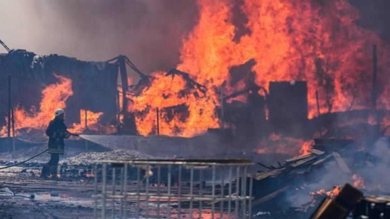 İzmir'de palet depolarında yangın! Müdahale ediliyor