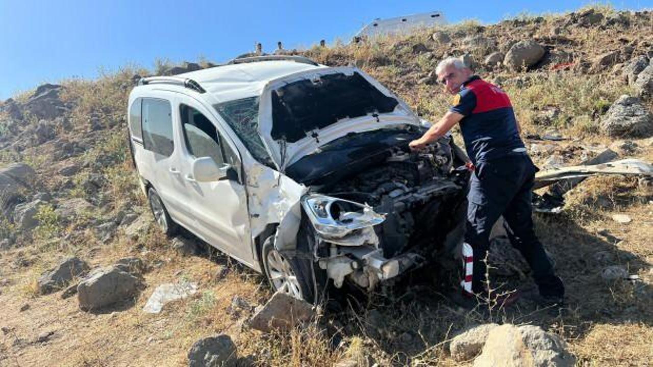 Şırnak’ta hafif ticari araç, şarampole yuvarlandı: 1'i ağır 5 yaralı