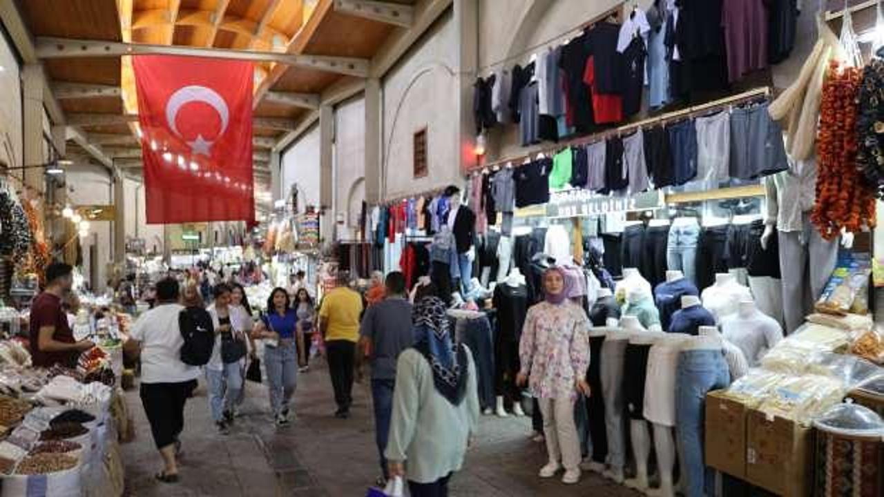 Kahramanmaraş'ta sıcak havada serin çarşıda alışveriş imkanı