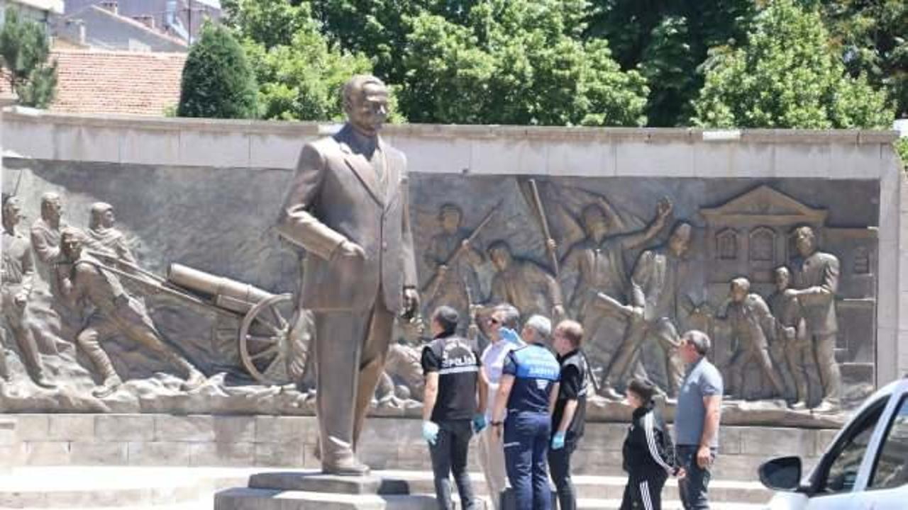 Kayseri'de Atatürk Anıtı'na baltayla saldıran 2 kişi gözaltına alındı