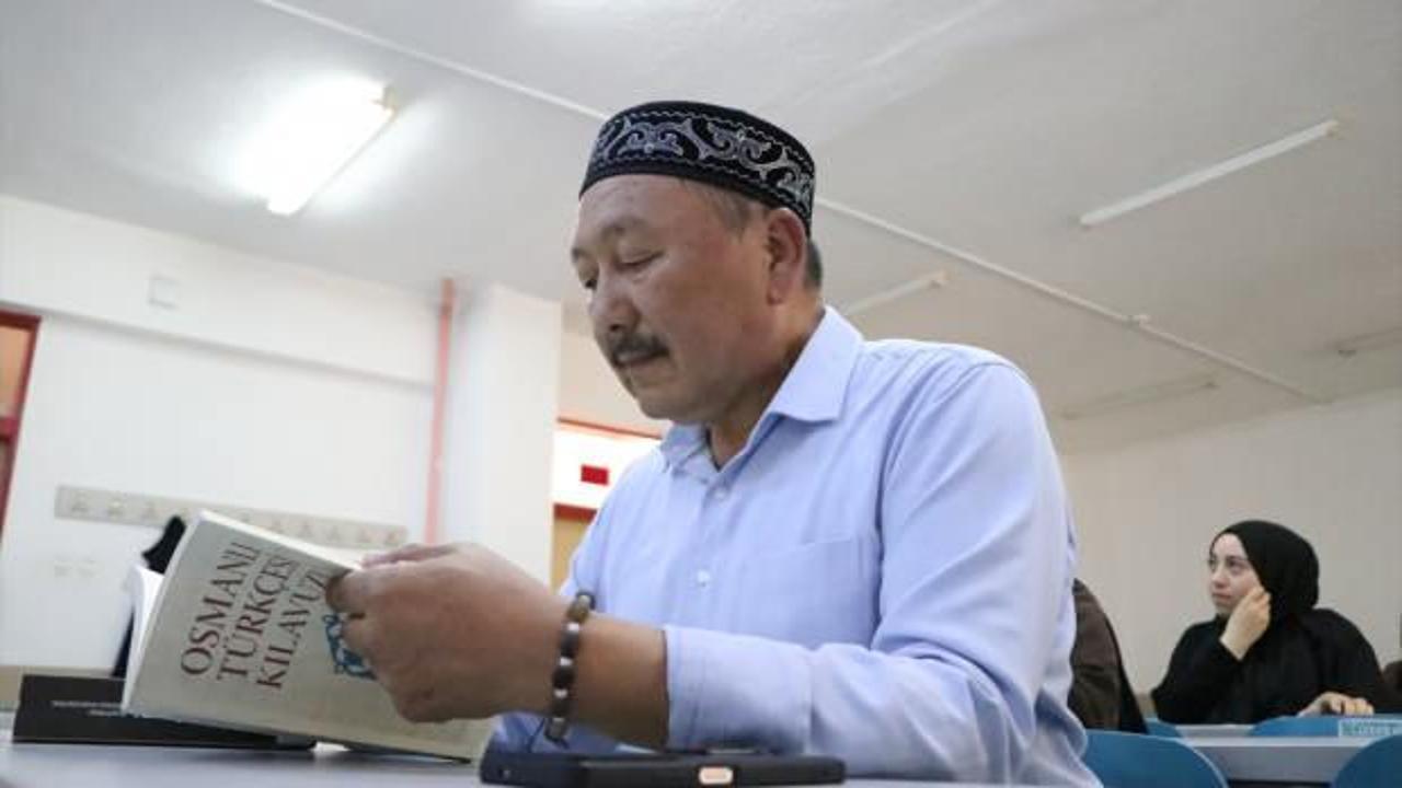 Kazak Türkü 62 yaşında üniversite okuyarak köklerini öğreniyor