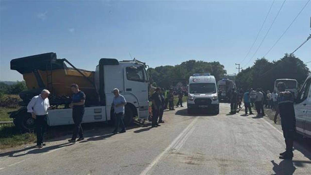 Kocaeli'de tır ile servis midib&uuml;s&uuml; &ccedil;arpıştı! &Ccedil;ok sayıda yaralı var