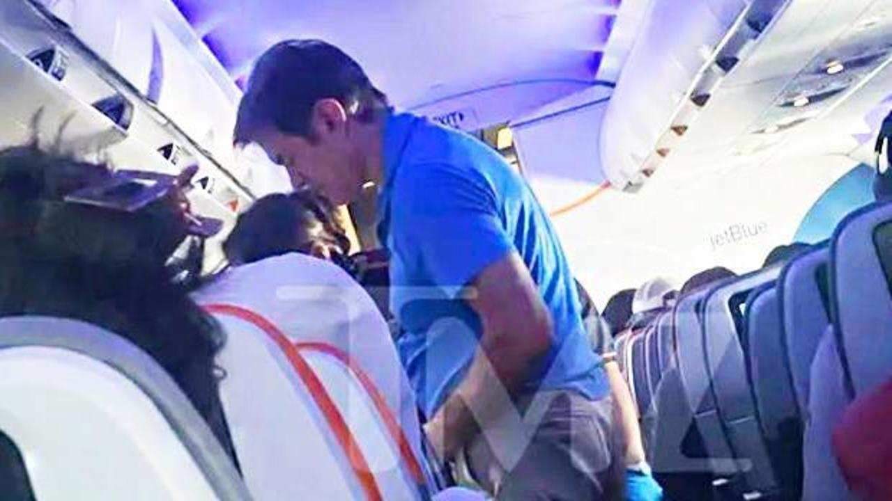 Mehmet &Ouml;z, u&ccedil;akta hayat kurtardı