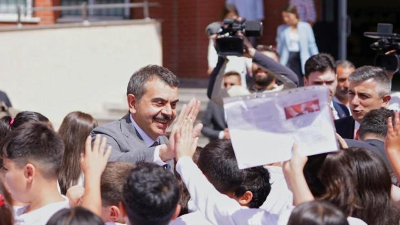 Milli Eğitim Bakanı Tekin, &ouml;ğrencilerin karne heyecanına ortak oldu