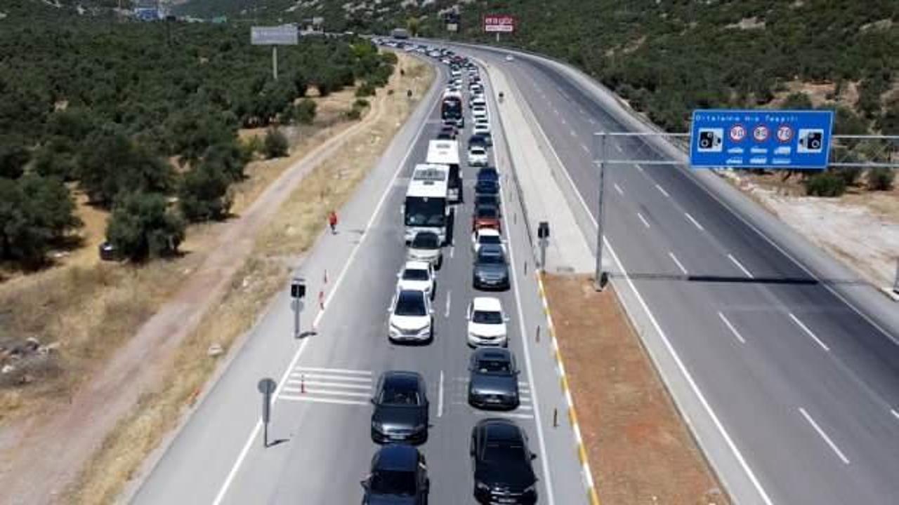 Antalya girişinde 5 kilometrelik araç kuyruğu oluştu