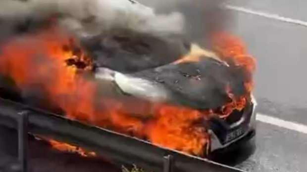 &Uuml;mraniye TEM Otoyolu'nda otomobil alev alev yandı