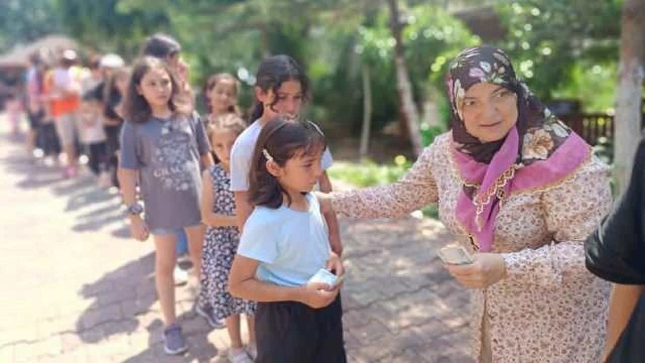 Adana'da 18 yıldır devam eden gelenek! &Ccedil;ocuklar bu bayramda da har&ccedil;lıklarını aldı