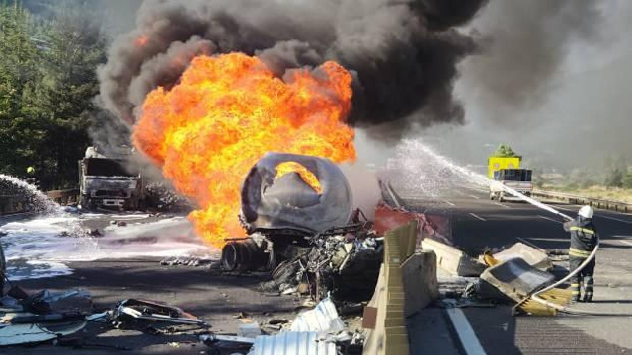 Adana'da akaryakıt y&uuml;kl&uuml; tırın karpuz y&uuml;kl&uuml; tıra &ccedil;arptı: Yangına m&uuml;dahale ediliyor