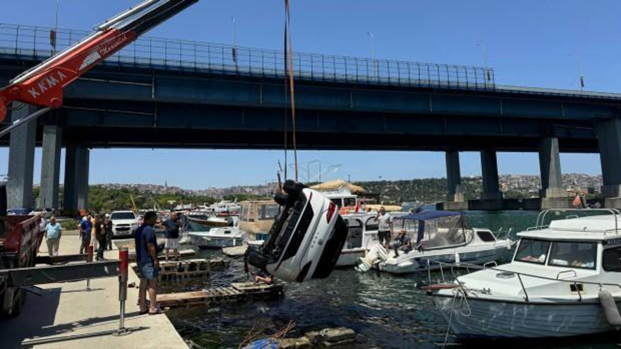 Arabasını park etmeye &ccedil;alışırken denize d&uuml;şt&uuml;