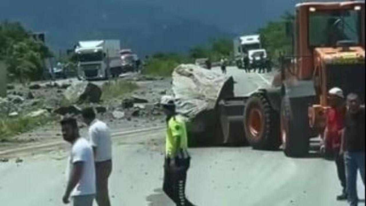 Artvin'de faciadan dönüldü: Kopan kayalar seyir halindeki araca isabet etti