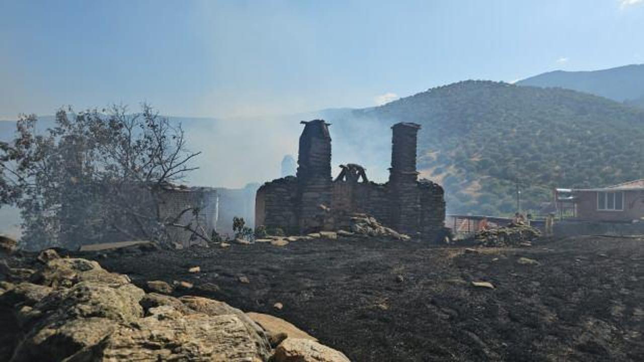 Aydın'da yangın: 10 ev k&uuml;le d&ouml;nd&uuml;!