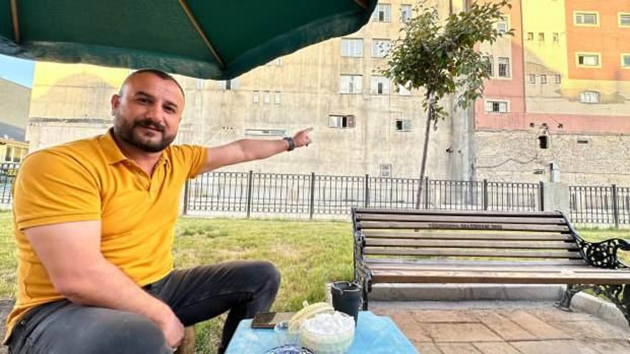 Hakkari'de y&uuml;zlerce bal arısı kent merkezindeki parkı mesken tuttu