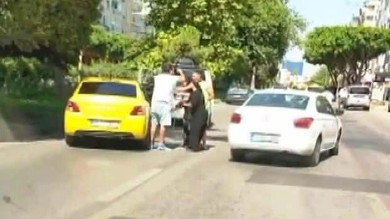 Husumetlileri &ouml;n&uuml;n&uuml; kesti, m&uuml;şterisi olduğu taksiyi ka&ccedil;ırdı