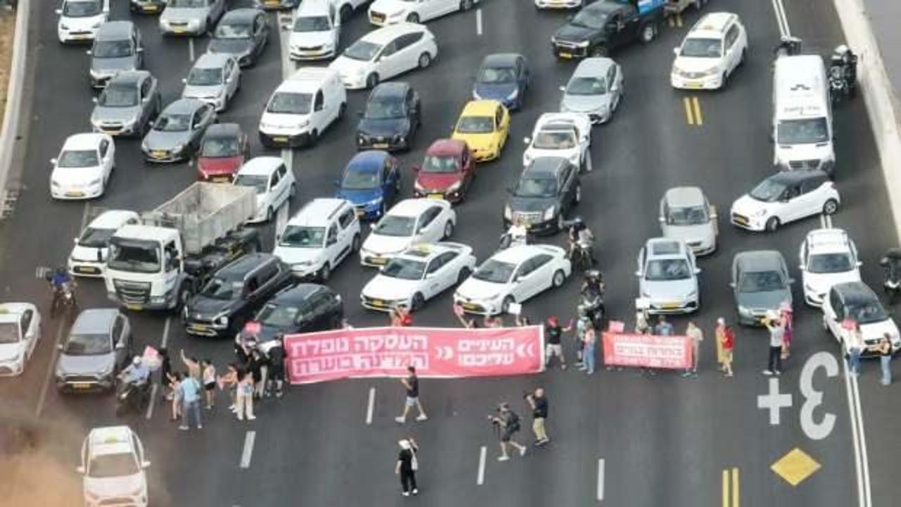 İsrailli esirlerin aileleri Tel Aviv&rsquo;de yolları kapattı
