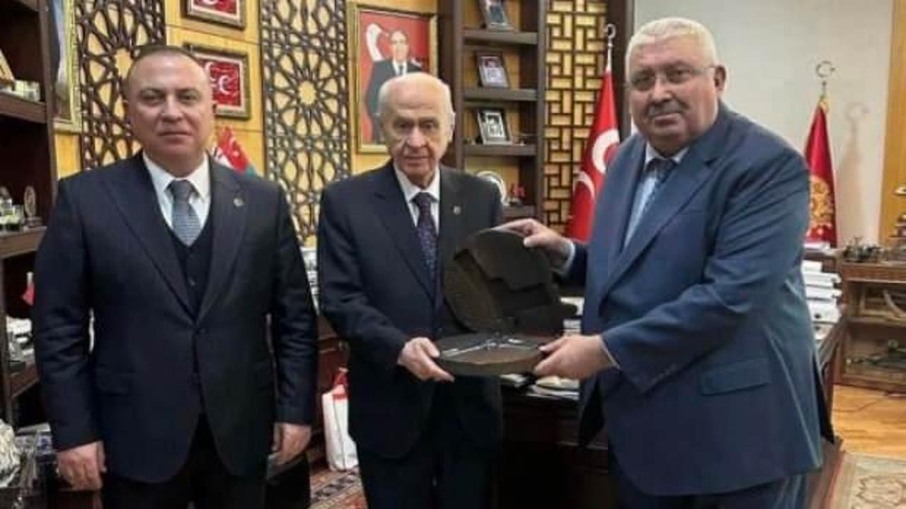 MHP'li genel başkan yardımcıları Bahçeli’ye silah hediye etti