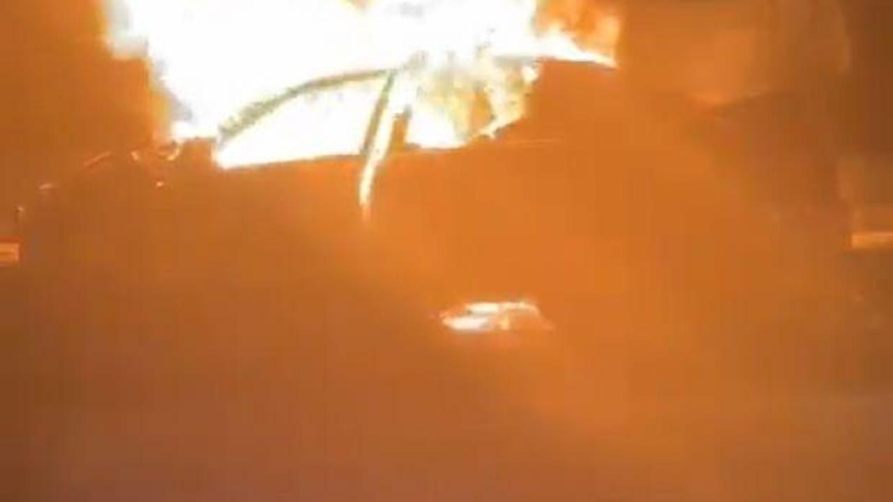 Ölümden döndüler: Otomobil alev alev yandı!