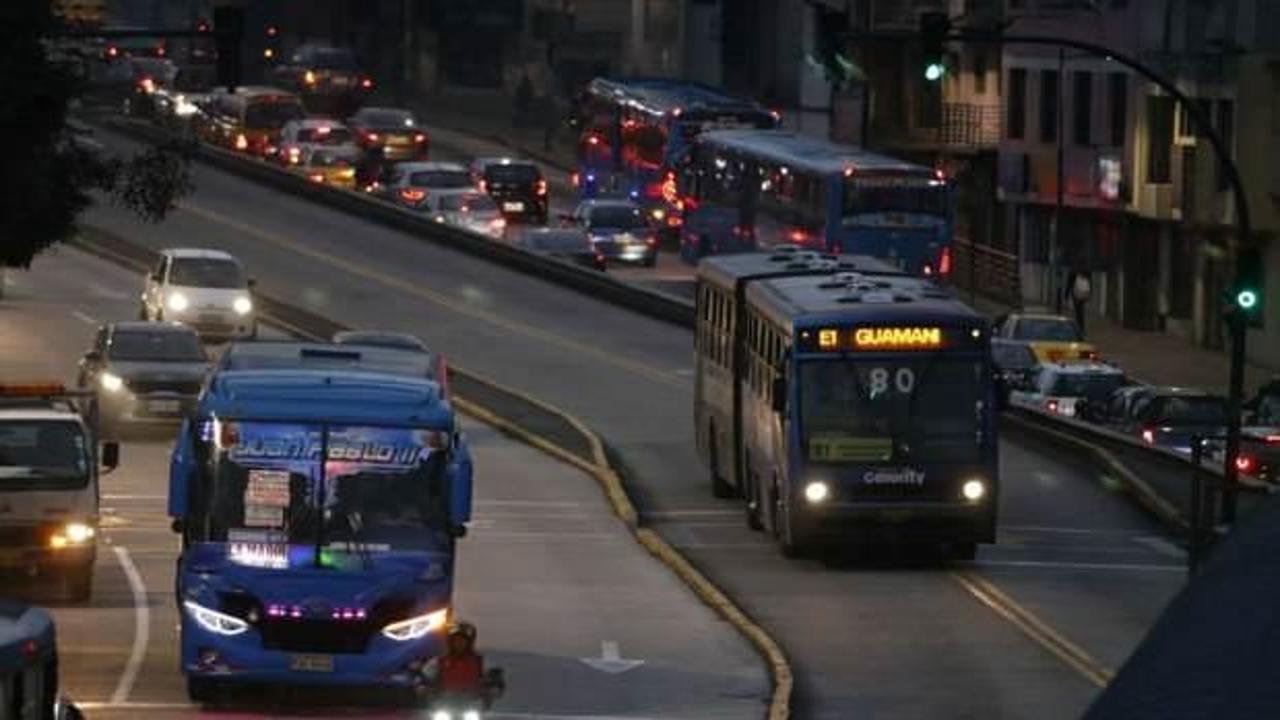 &Uuml;lke karanlığa g&ouml;m&uuml;ld&uuml;! 18 milyon kişi elektriksiz kaldı