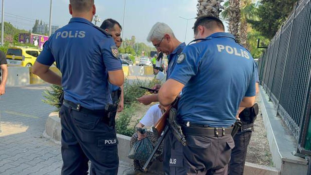 Antalya Adliyesi &ouml;n&uuml;nde hareketli dakikalar
