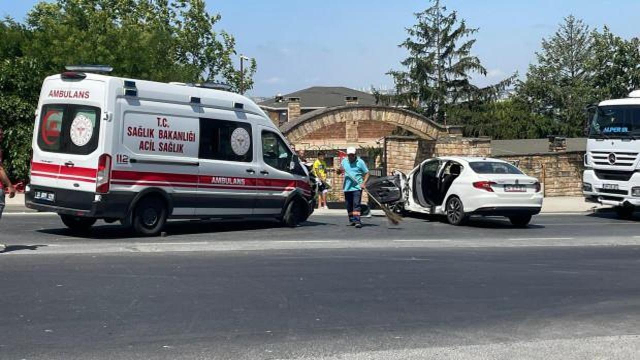 B&uuml;y&uuml;k&ccedil;ekmece'de ambulans otomobile &ccedil;arptı: &Ccedil;ok sayıda yaralı var!