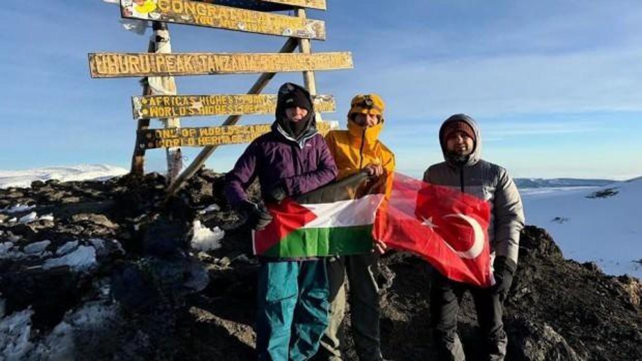 Kilimanjaro Dağı'nın zirvesinde Filistin bayrağı dalgalandı