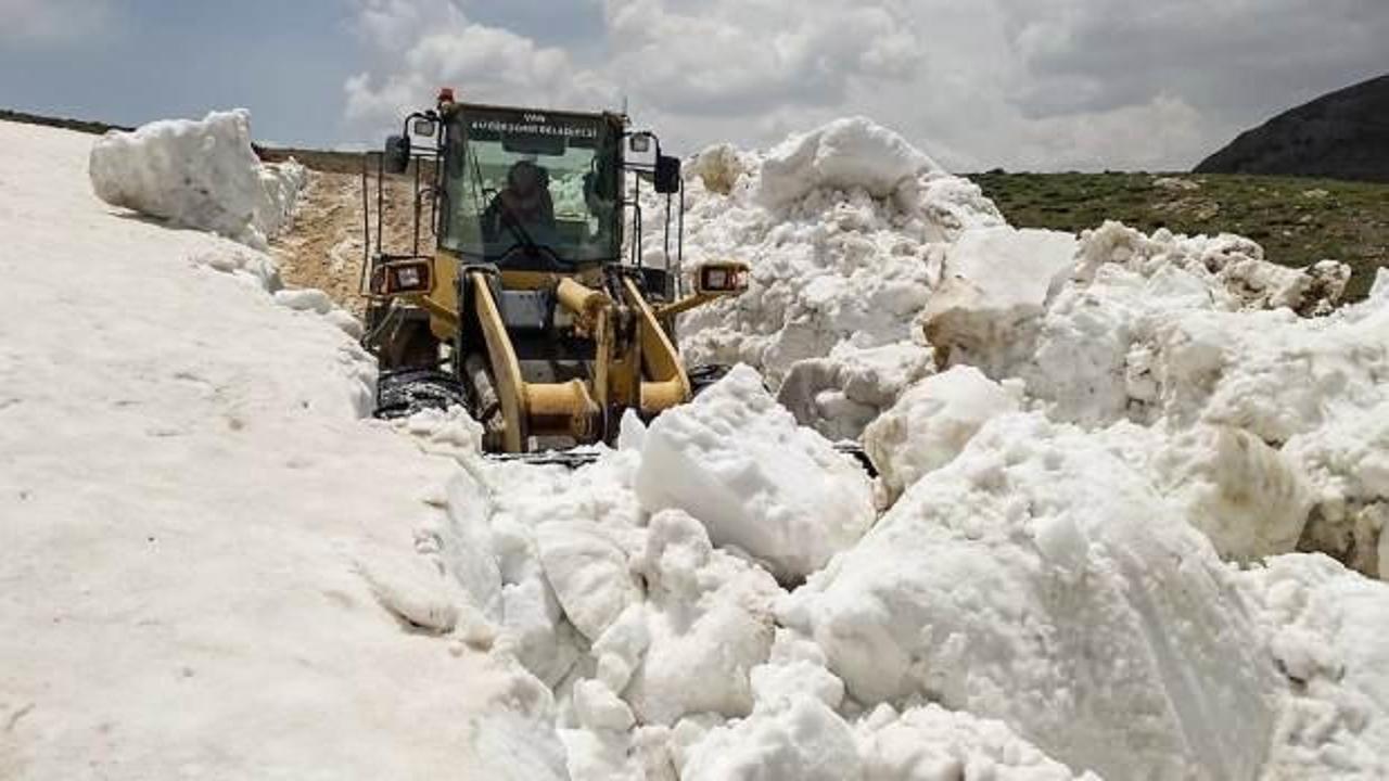 Temmuz ayına günler kala karla mücadele sürüyor