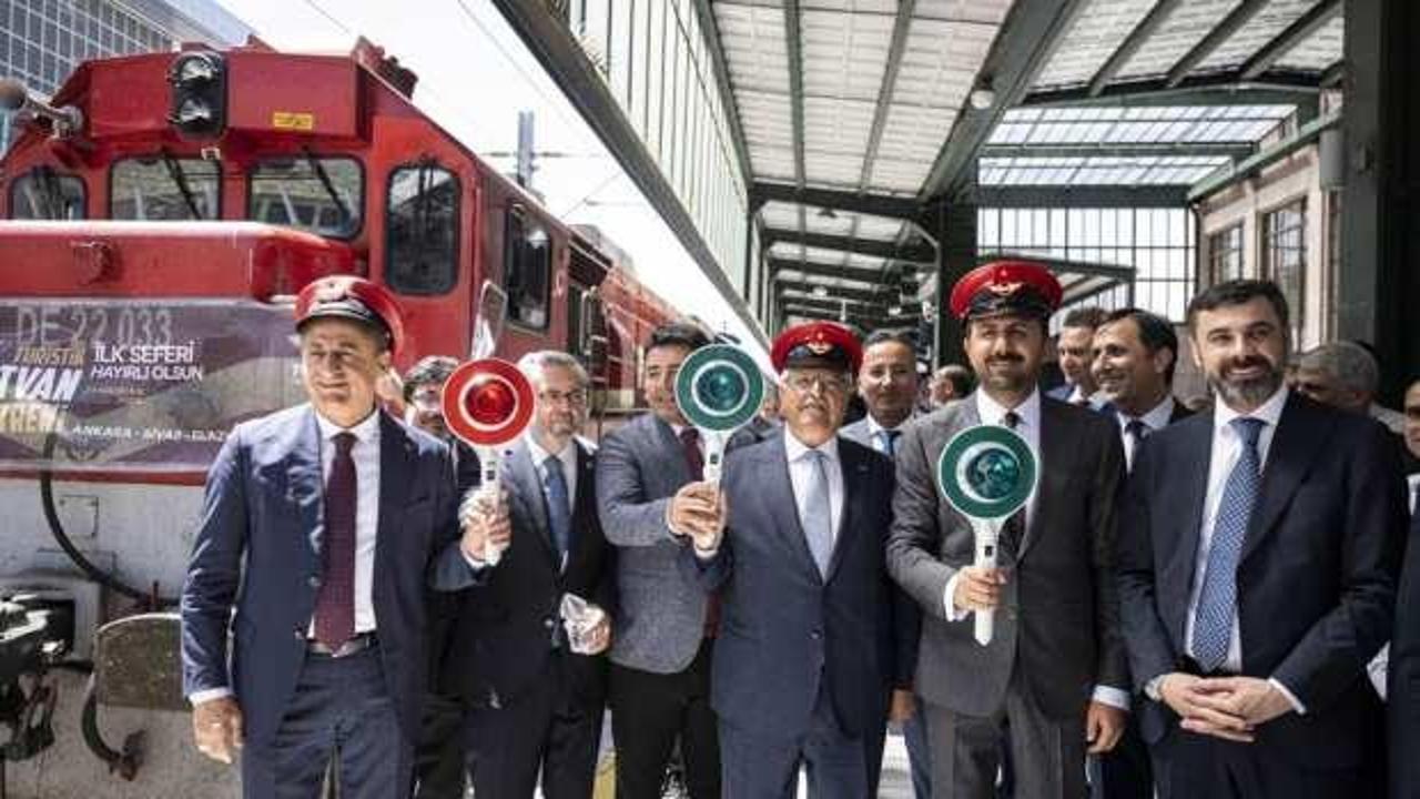 Turistik Tatvan Treni törenle ilk seferine başladı