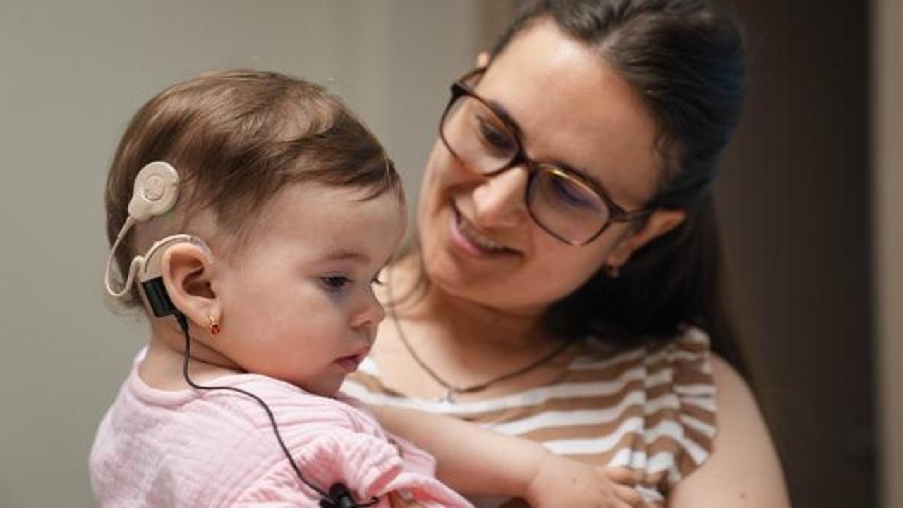 Doğuştan işitme engelli bebek Türkiye'de kısa sürede tedavi edildi