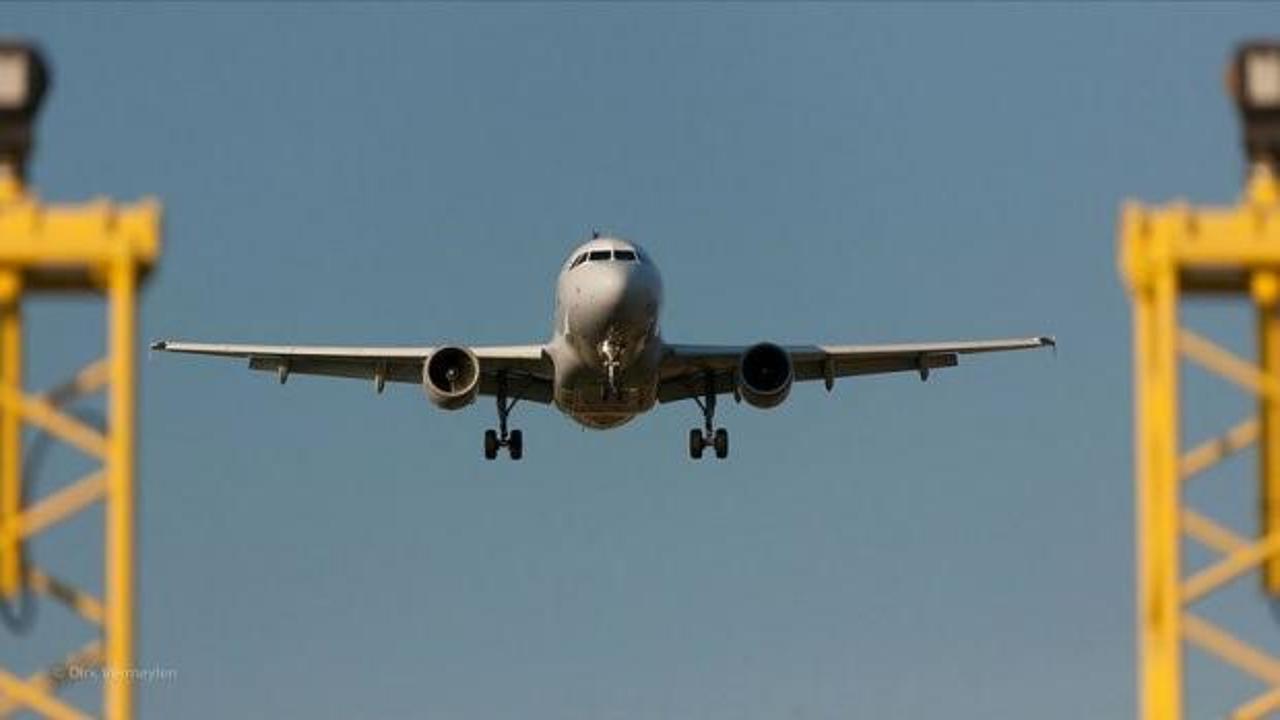 Şiddetli türbülans nedeniyle bir uçak acil iniş yaptı: En az 30 yaralı