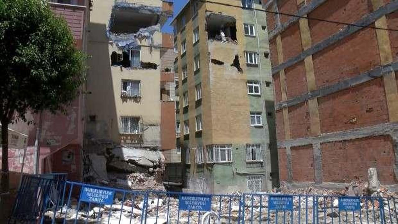  Bah&ccedil;elievler&rsquo;de 7 katlı binadaki &ccedil;&ouml;kme: Zarar g&ouml;ren binalardaki eşyalar &ccedil;ıkarılıyor