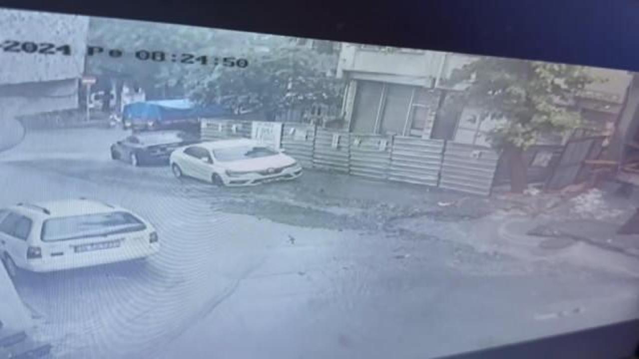 Bayrampaşa'da yol çöktü: 2 araç açılan çukura düştü