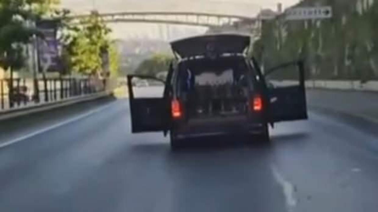 Beykoz'da arabasının kapılarını a&ccedil;arak ilerleyen s&uuml;r&uuml;c&uuml;ye ceza