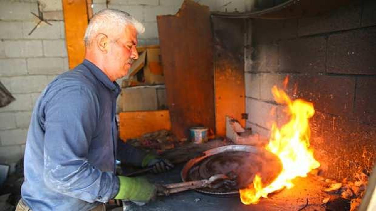 Dede mesleği kalaycılığı s&uuml;rd&uuml;rebilmek i&ccedil;in kendi &ccedil;abasıyla iş yeri inşa etti