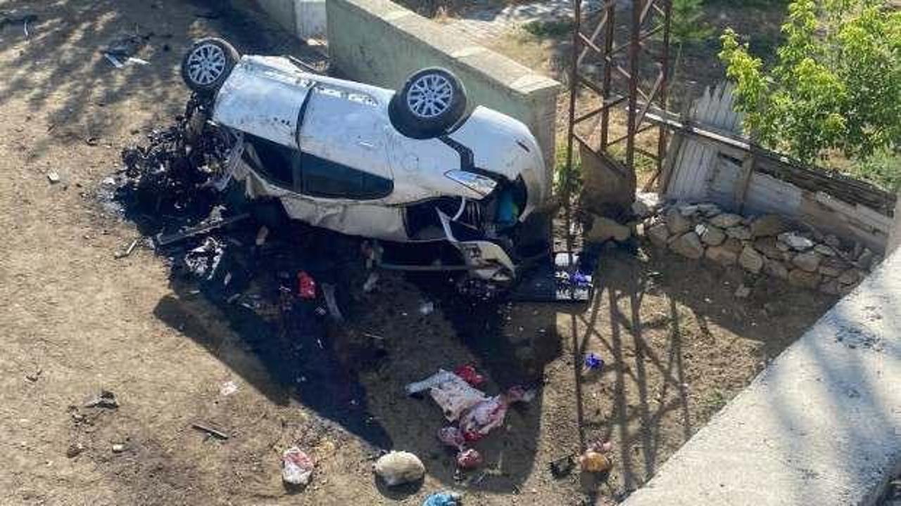 Feci kaza: Otomobil 5 metreden d&uuml;şt&uuml;: 3 &ouml;l&uuml;, 4 yaralı