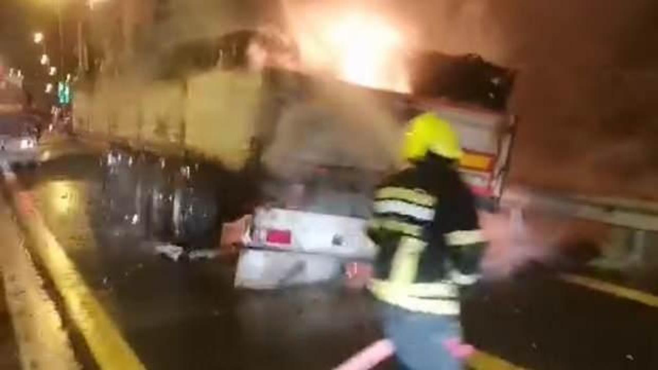 Karton yüklü tır yandı