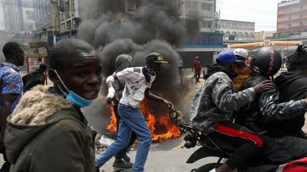 Kenya’da göstericiler araçları ateşe verdi