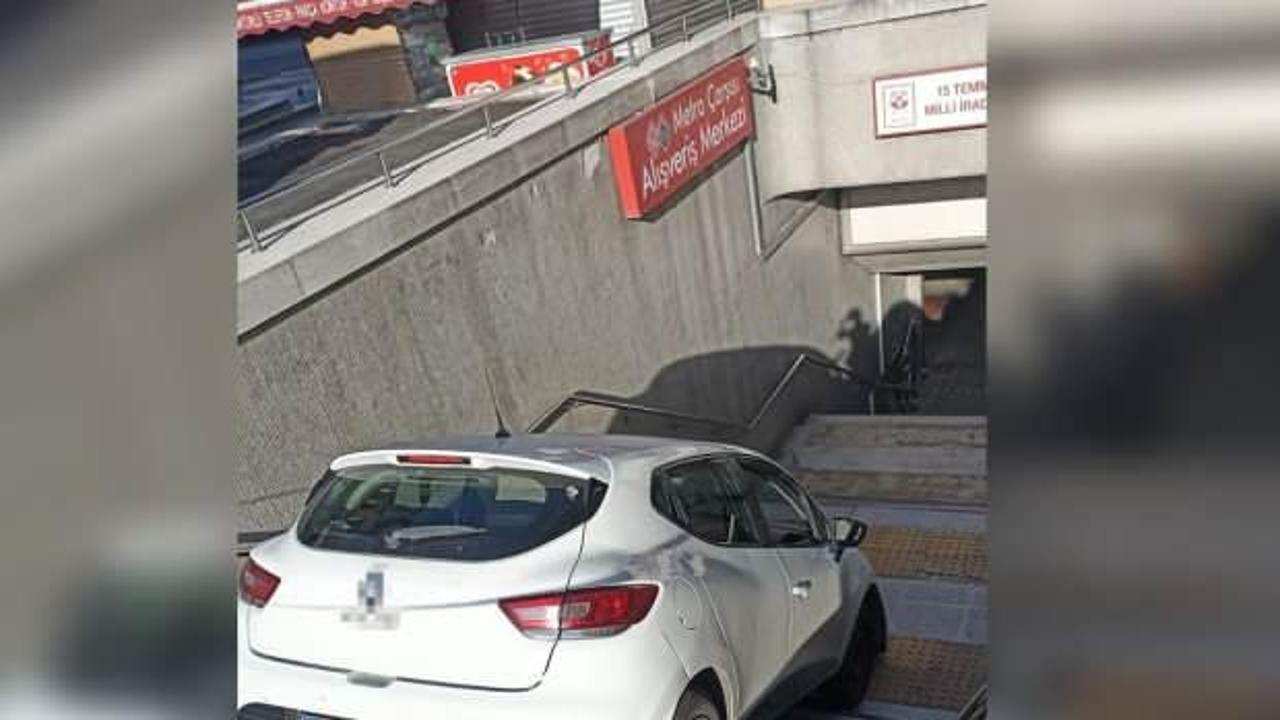 Kontrolden çıkan otomobil, metro istasyonu girişine düştü