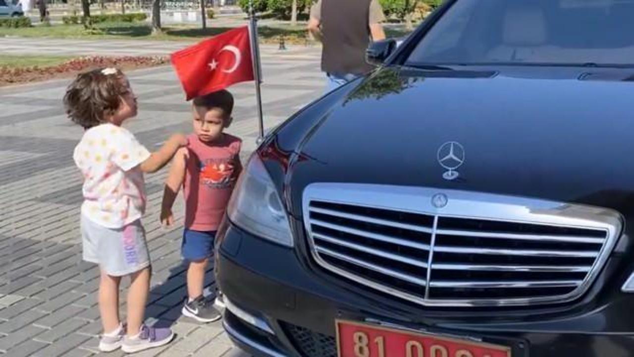 Makam aracındaki Türk bayrağını öpen kardeşlere jest!