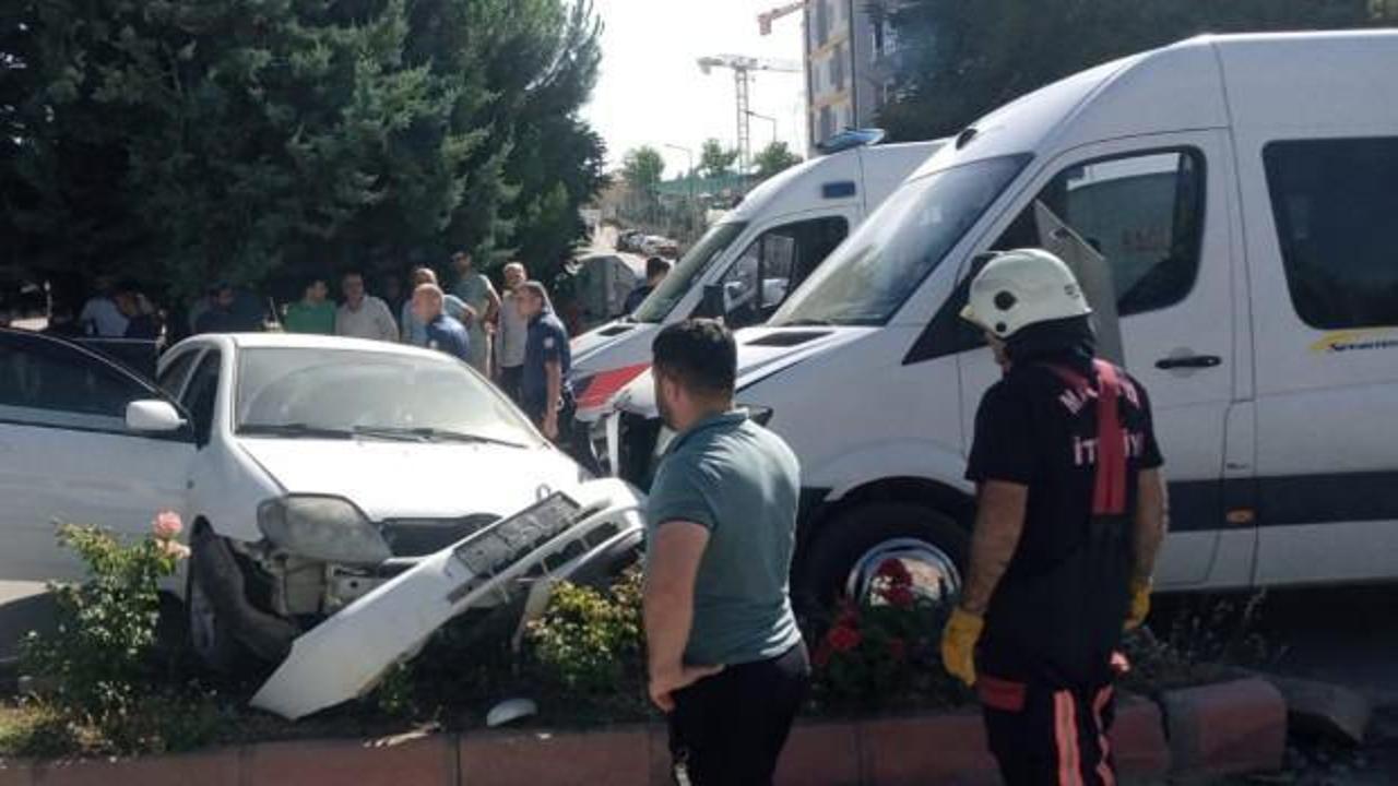 Otomobil ile servis minib&uuml;s&uuml; &ccedil;arpıştı: 5 yaralı