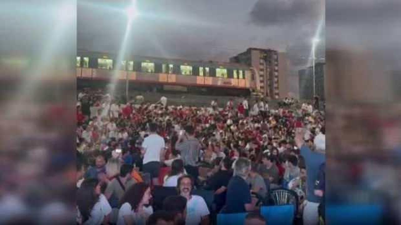 Marmaray makinisti milli ma&ccedil;ı taraftarla beraber izledi