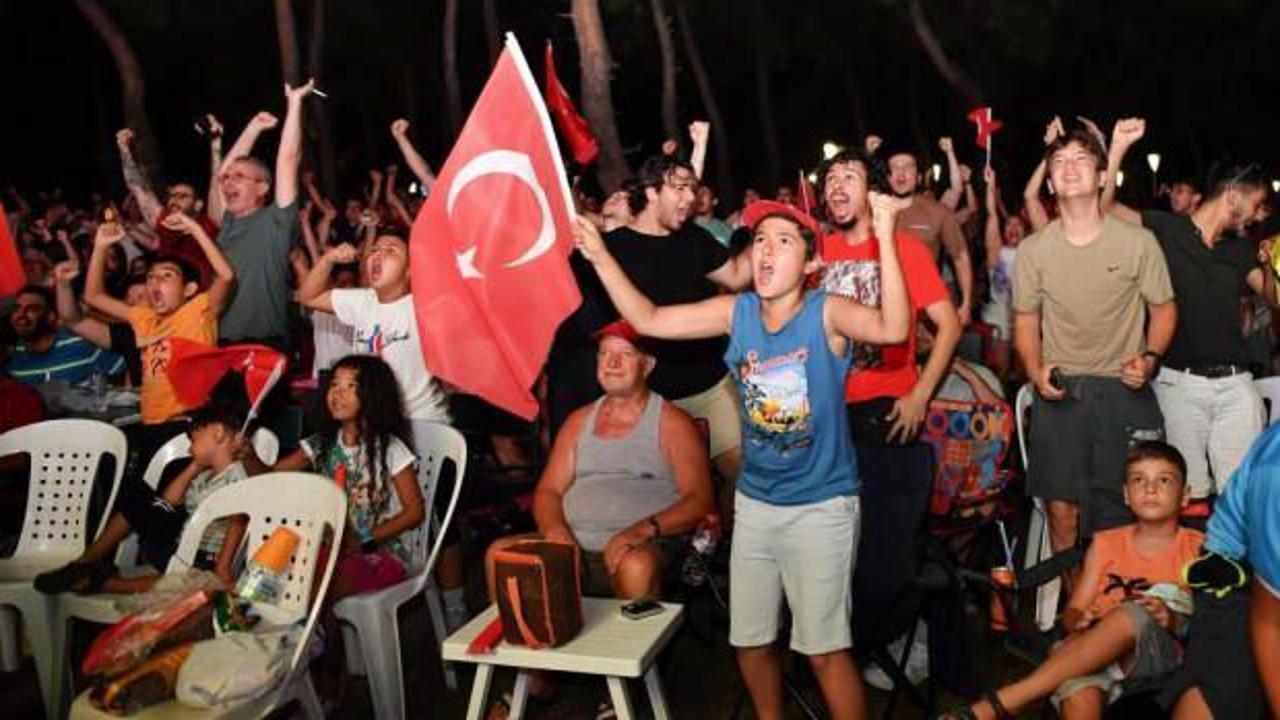 Milli maç coşkusu Antalya'da dev ekranda yaşanacak