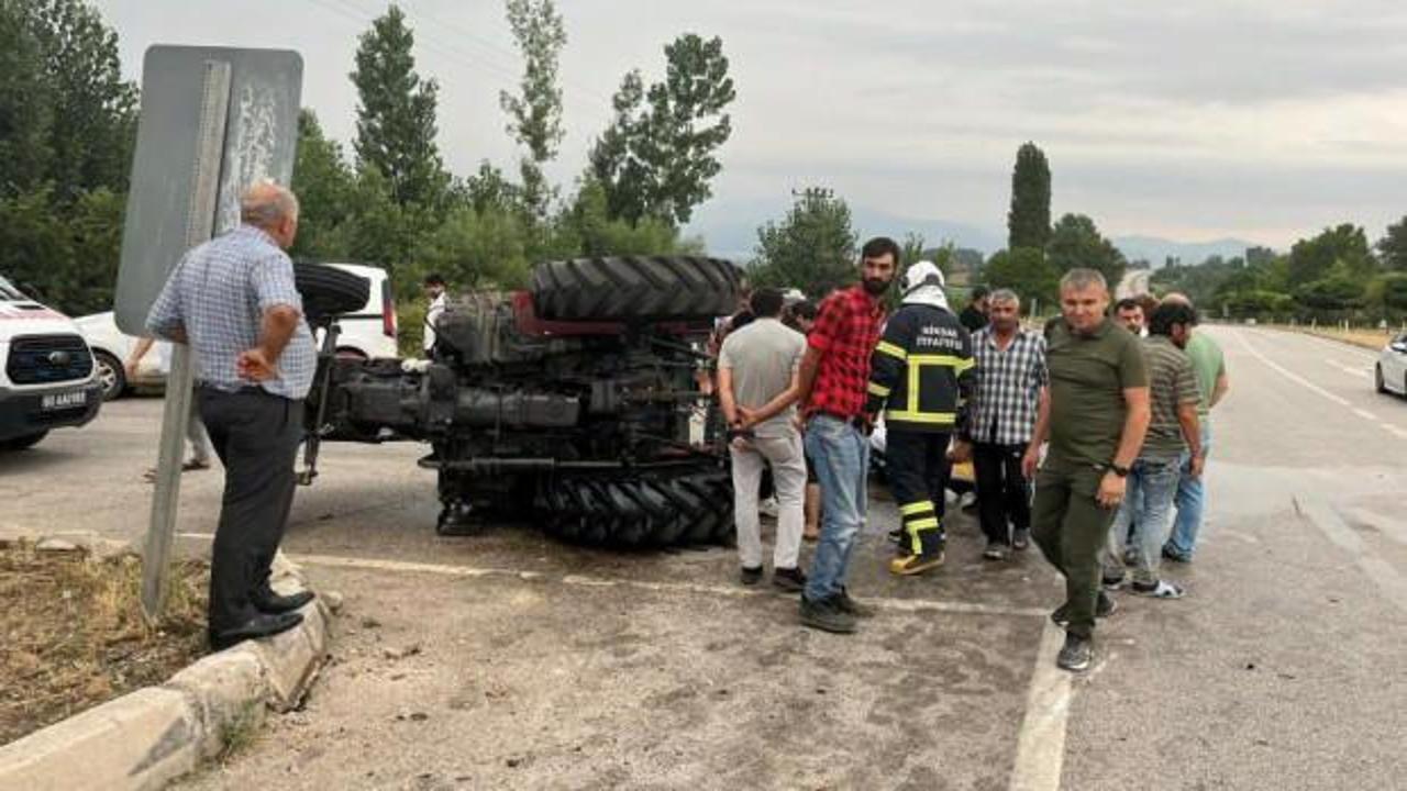 Niksar'da traktör ile otomobil çarpıştı : 2 yaralı