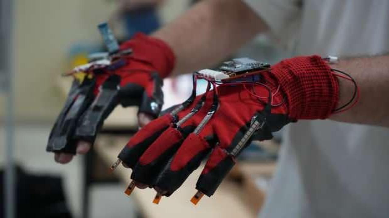 &Ouml;ğrenciler işaret dillini metne &ccedil;eviren eldiven tasarladı