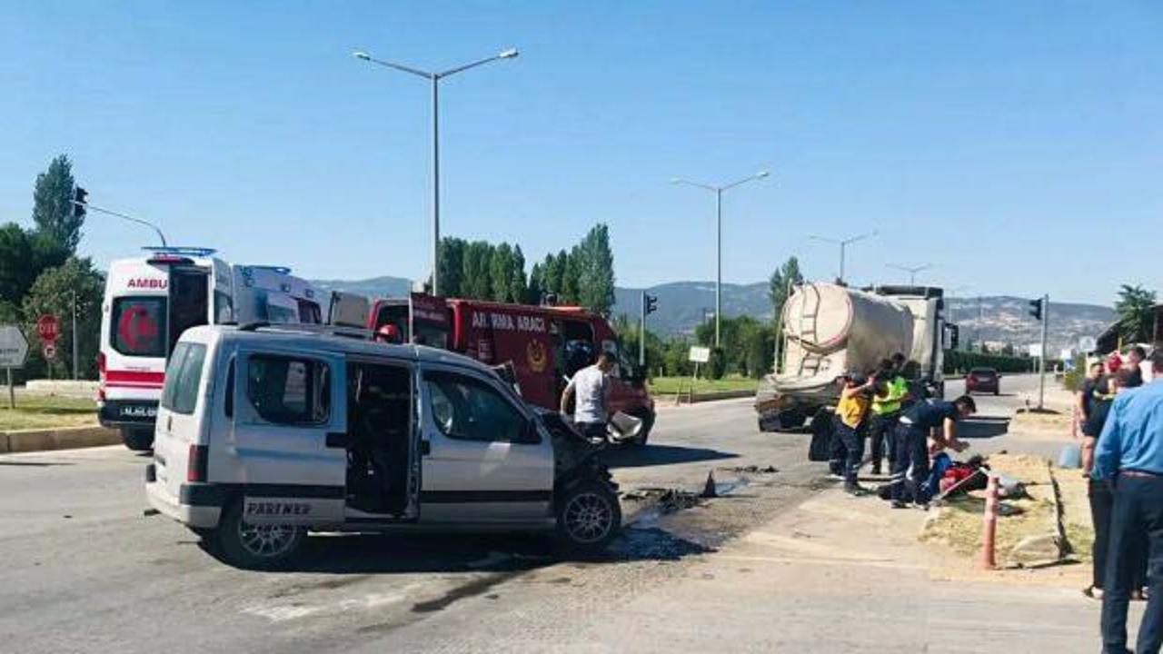Otomobilin tankere çarptığı feci kazada 2 kişi öldü, 1 kişi yaralandı