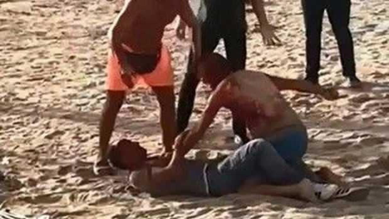 Plajda laf atma kavgası: Dakikalarca birbirlerini bıçakladılar