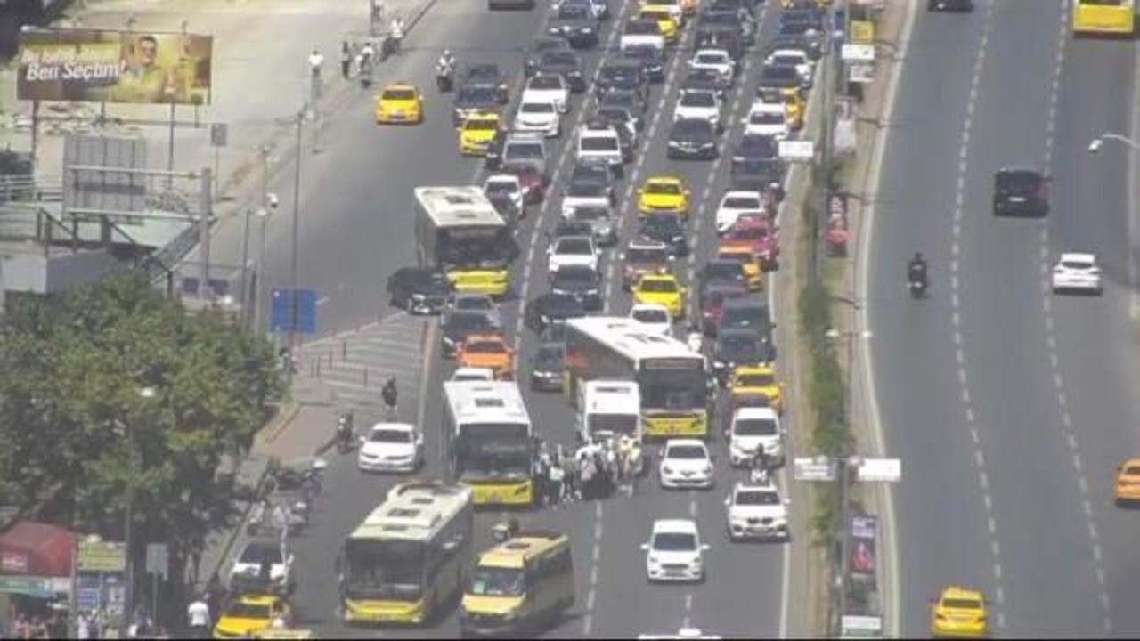 Şişli&rsquo;de sara n&ouml;beti ge&ccedil;iren motosiklet art&ccedil;ısı İETT otob&uuml;s&uuml;n&uuml;n &ouml;n&uuml;ne d&uuml;şt&uuml;