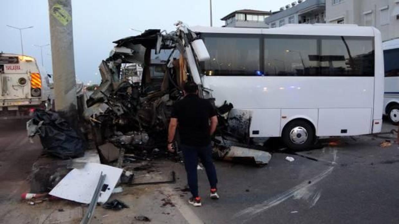 Tur midibüsü bariyere çarptı: 1 ölü, 20 yaralı