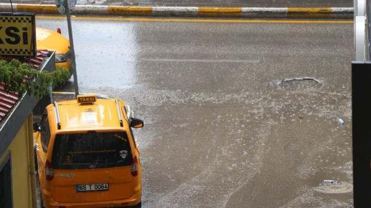 Van’da sağanak yağış! Caddeler ve yollar göle döndü