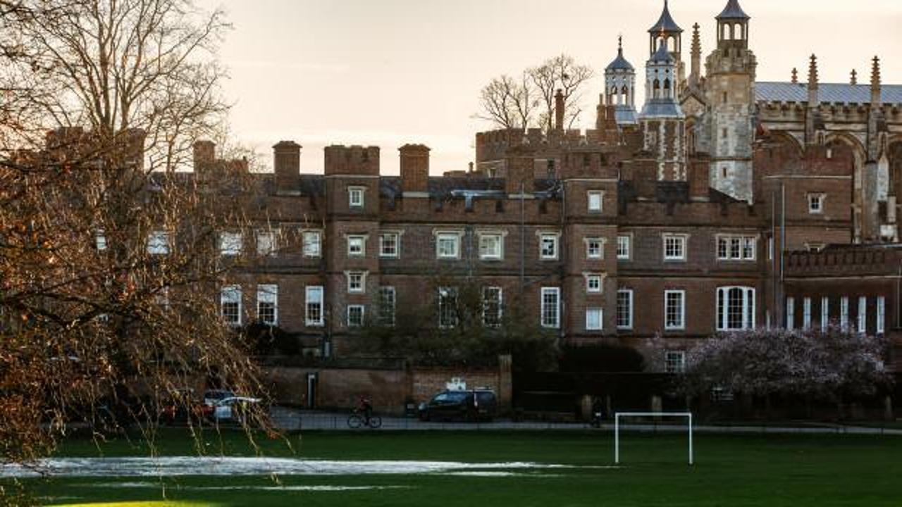 Orada kalabilmek i&ccedil;in Nokia'nın tuşlu telefonunu kullanmak zorundalar!