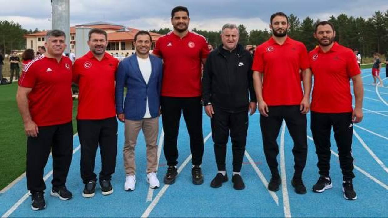 Bakan Bak olimpiyatlara hazırlanan sporcuları ziyaret etti