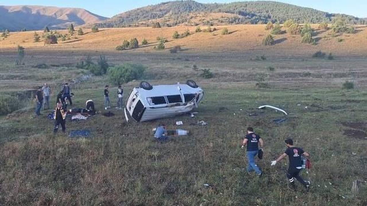 Erzincan'da minibüs devrildi: Can kaybı ve yaralılar var!